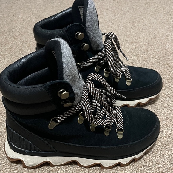 Women’s Sorel Black and Gray Lace-Up Boots 7 Narrow - Picture 2 of 8